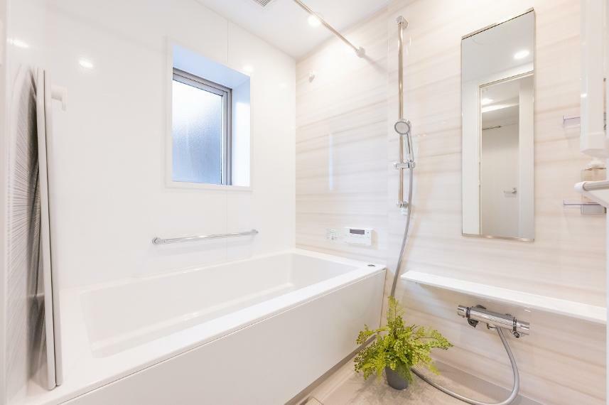 浴室～1418の浴槽・浴室は窓付きのため換気可能です～