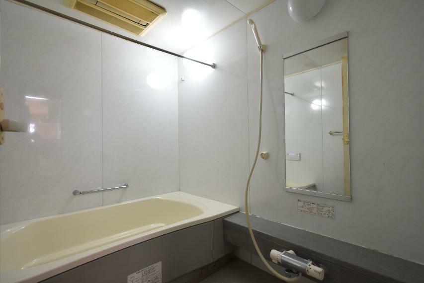 低床タイプのユニットバス　お子様やご年配の方でもまたぎやすい浴槽です。