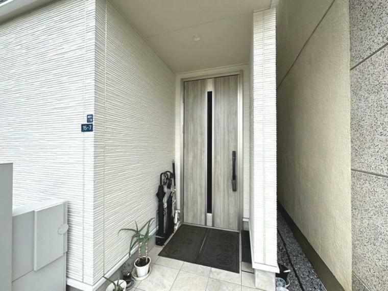 玄関は家の顔です。デザイン性のみならず防犯性にも優れた玄関ドアを採用しています。
