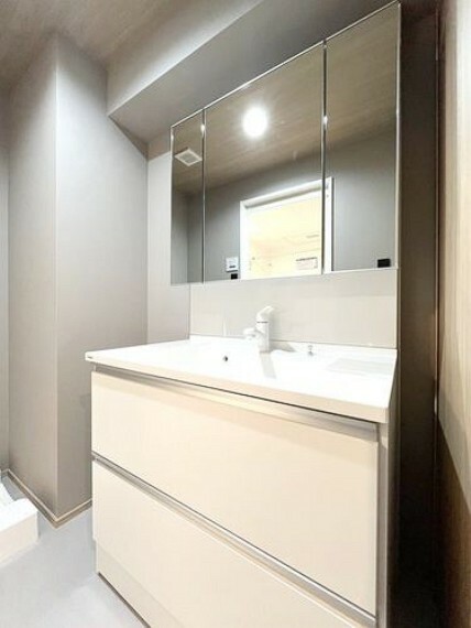 ホテルライクな広々洗面台収納スペースが多く、洗面室をすっきりと保つことができます
