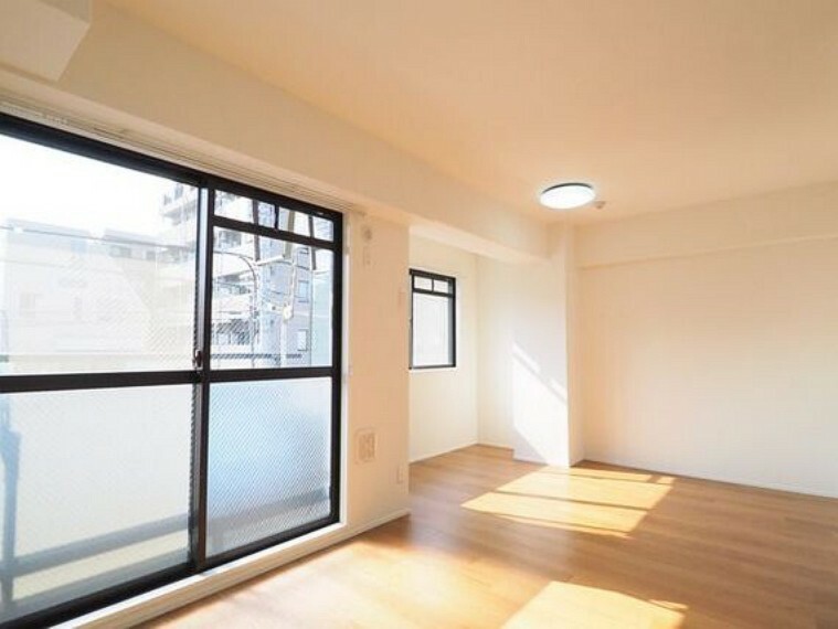 窓越しに射し込む自然光が風合い豊かな室内を照らし出し、落ち着きのある上品な空間を演出します。