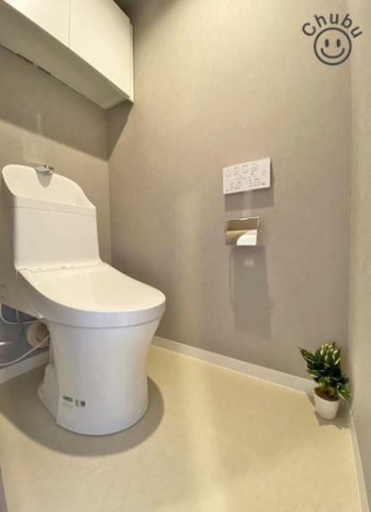 スタンダードな手洗いタンク一体型ウォシュレット付きトイレ