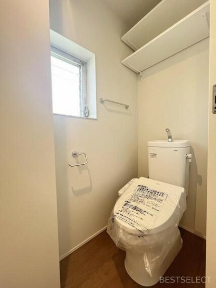 快適な温水洗浄機能付。トイレ周りで利用する小物の収納に嬉しい収納棚付。
