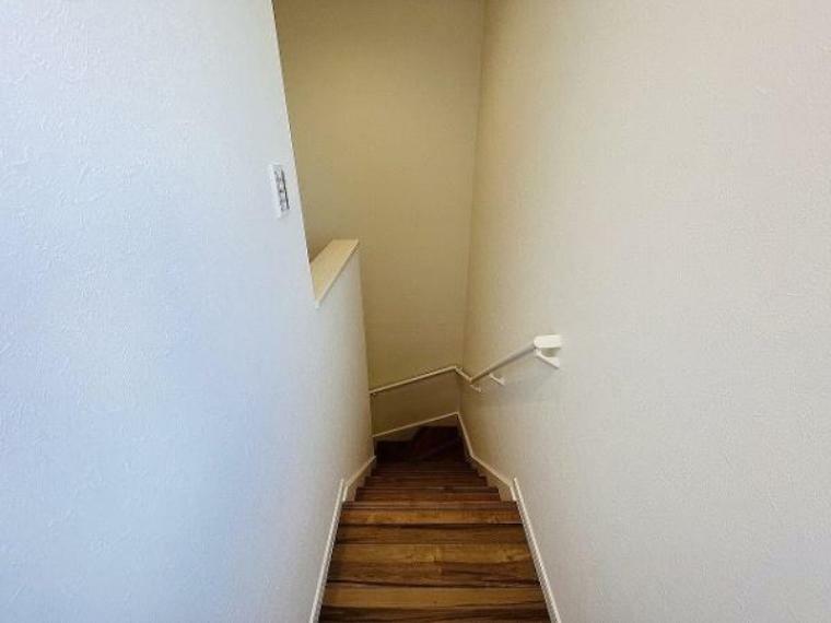 階段　手すり付きで安全です。