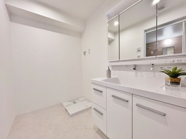 白で統一された清潔感のあるきれいな洗面室。