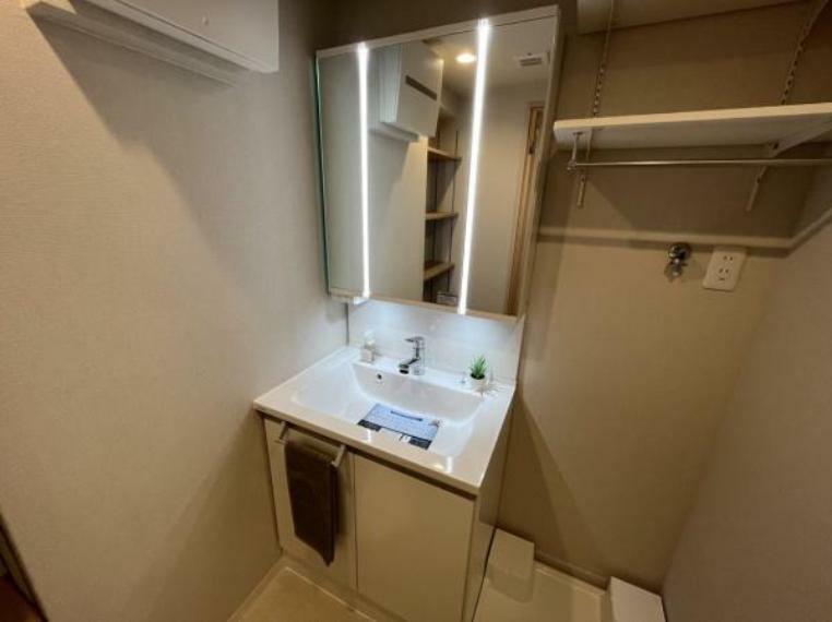 三面鏡で、収納スペース豊富で使いやすい洗面台です！室内洗濯パンもあります！