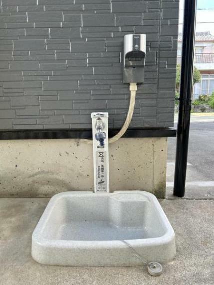 【外水栓】外水栓と、外用コンセントがございます。お車の洗車などもご自宅でできますね。