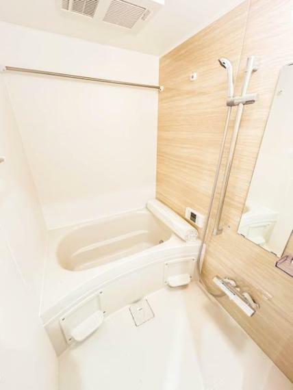【リフォーム済　浴室】浴室はハウステック製の新品のユニットバスに交換しました。広々とした浴槽で、1日の疲れをゆっくり癒すことができますよ。