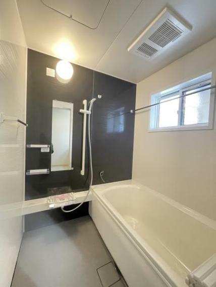【浴室/リフォーム済】浴室はハウステック社製の一坪サイズに新品交換しました。浴室換気乾燥暖房機付きですので雨の日でもお洗濯物を乾かす事ができます。