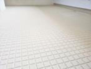 【浴室床】新品交換したユニットバスの床は規則正しいパターンの加工がされていて滑りにくくなっています。また、水はけがよく乾きやすいので、翌朝にはカラッと乾きます。