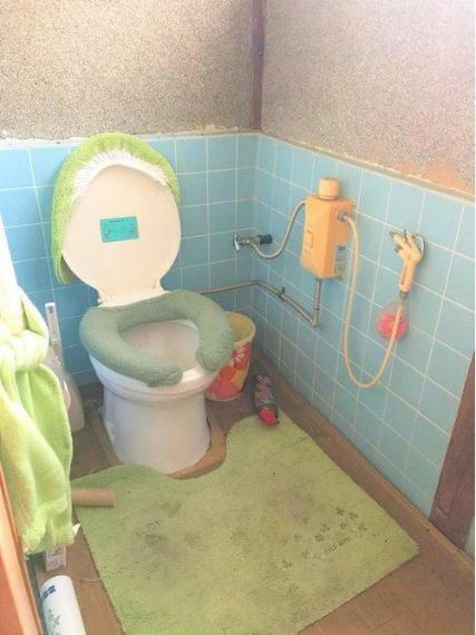 トイレ。タイルの壁でお掃除がらくらく出来ます リフォームのご相談もお待ちしております。