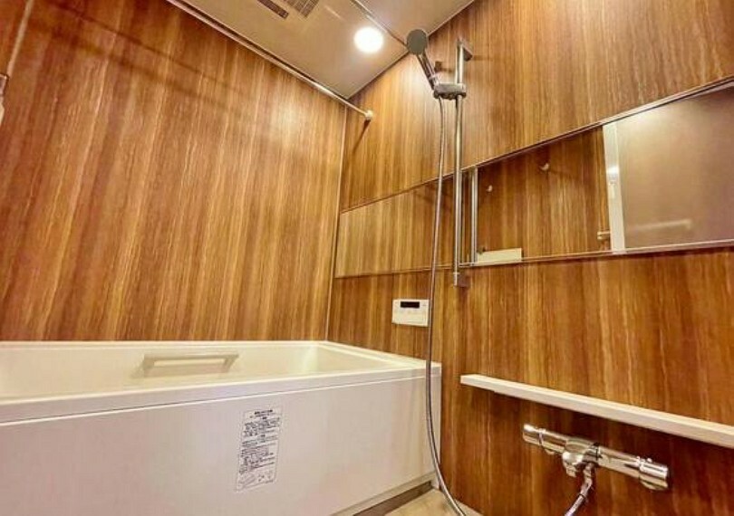 素敵なバスパネルと曲線デザインが美しい浴槽が高級感を感じさせる浴室に身も心も癒されます。疲れを癒す場所にふさわしい快適で清潔な空間で心も体もオフになるより良いリラックスタイムをお楽しみください。