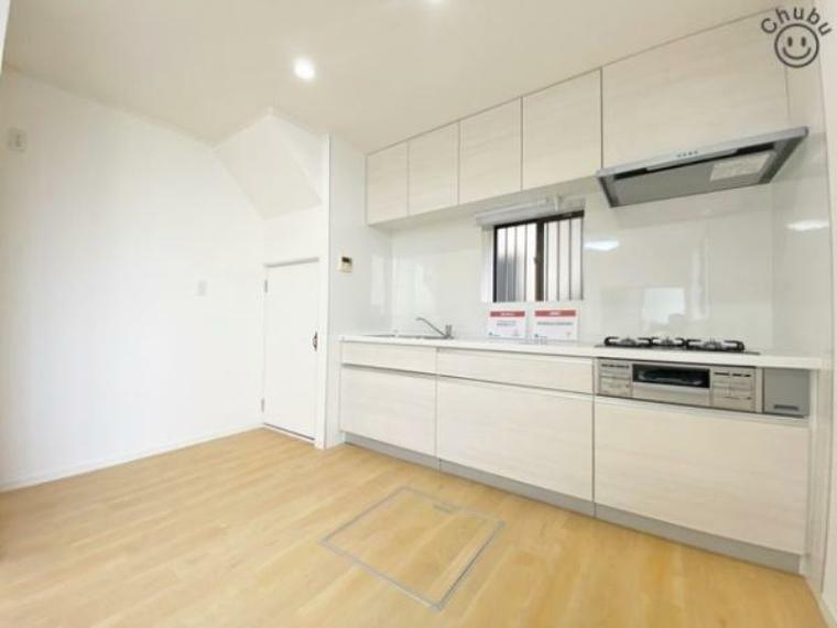 壁付型のキッチンはスペースが広く使えます！