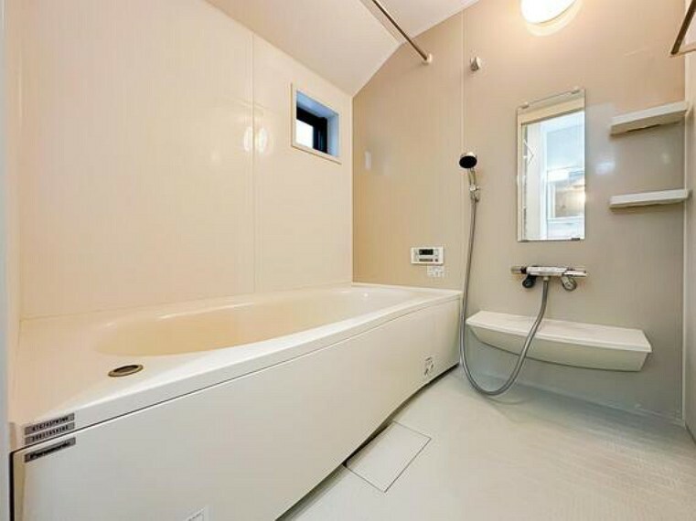 バスルームは、1日の疲れを取り、心身を癒すことができる場所。住まいの中のリラクゼーション空間です。浴室乾燥機も完備されております。室内（2023年11月11日）撮影