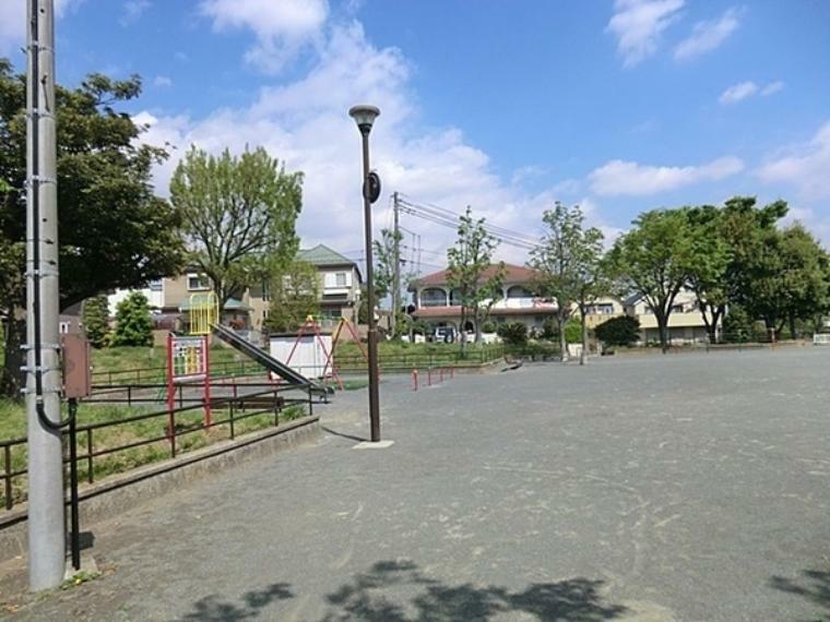 臼杵公園 閑静な住宅街の中の、明るい公園。お子様が元気に走り回れる広い広場があります。ブランコや滑り台もあるので楽しく遊べます。
