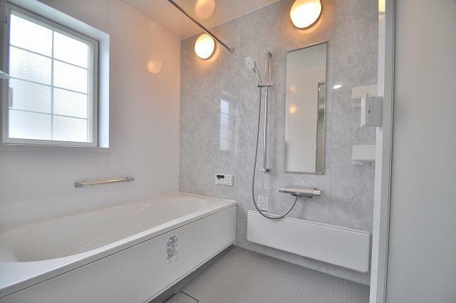 1F浴室　浴室に窓が付いているので、湿気の多い時期でも安心です。