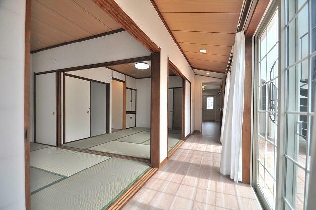 和室の広縁　広縁からはテラスを眺めることができます。