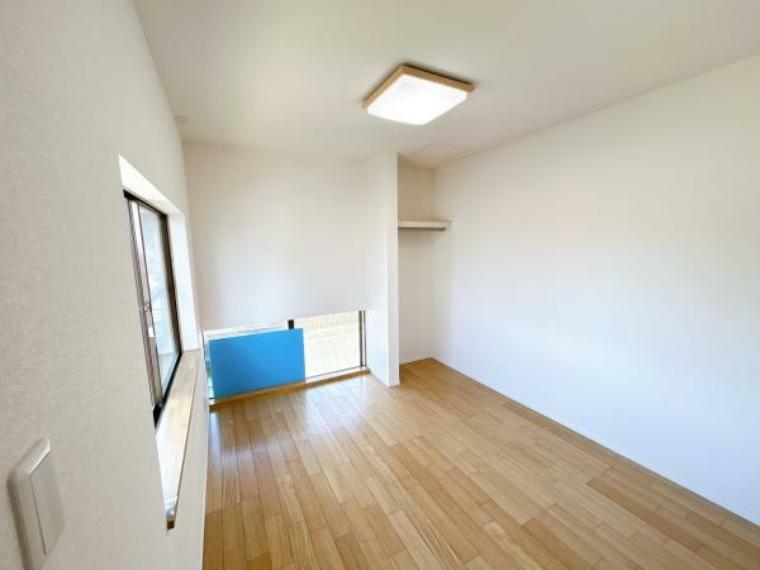 【リフォーム済】二階洋室です。床にはフローリング材を張り、壁紙を張り替えております。