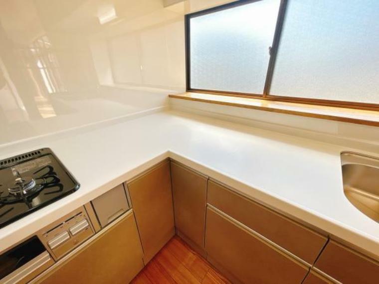 【リフォーム済】新品交換予定のキッチンの天板は汚れが付きにくく熱に強い人工大理石製です。キッチンをより清潔に保てます。