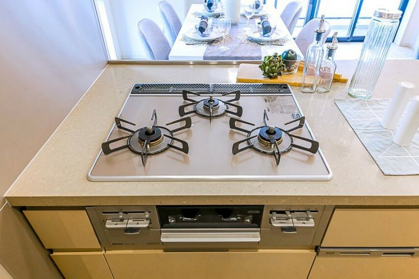【三口ガスコンロ】高性能キッチンが家事の効率化をサポート。※室内の家具や調度品は、売買代金には含まれません。