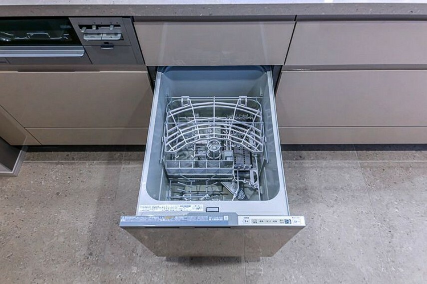 【食器洗浄乾燥機】環境にも優しいビルトイン食器洗浄乾燥機付き。