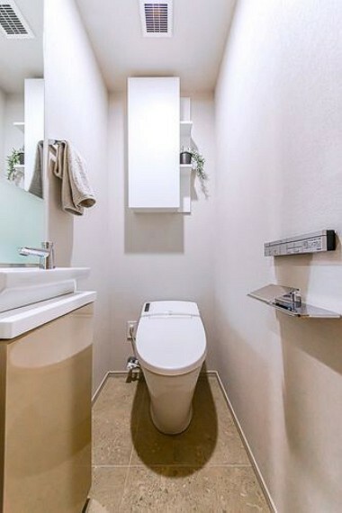 【トイレ】高性能タンクレストイレで見た目もスマート。手洗いボウルを設置し、優雅なスペースを演出。※室内の家具や調度品は、売買代金には含まれません。