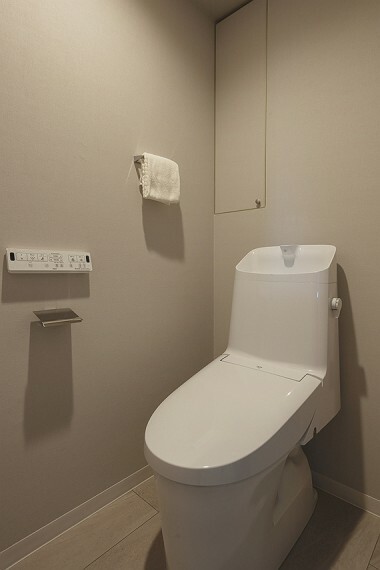 清潔感溢れる温水洗浄便座付きのトイレです。トイレ周りで使う物がスッキリ片付く収納付き。