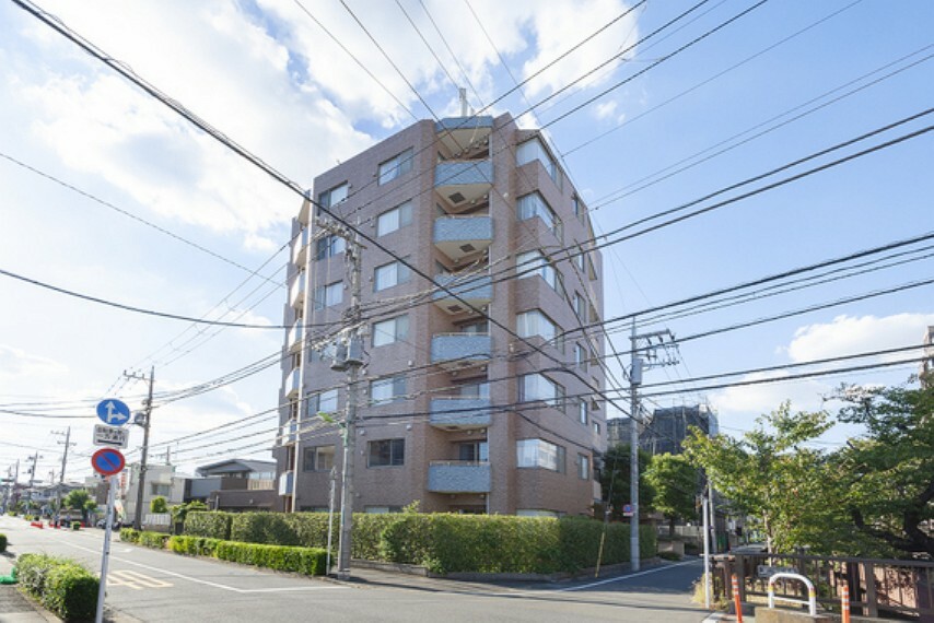 田園都市線「用賀」駅まで徒歩約13分。静かな住宅街の一角に立地「パーク・ハイム用賀中町」の一室です。