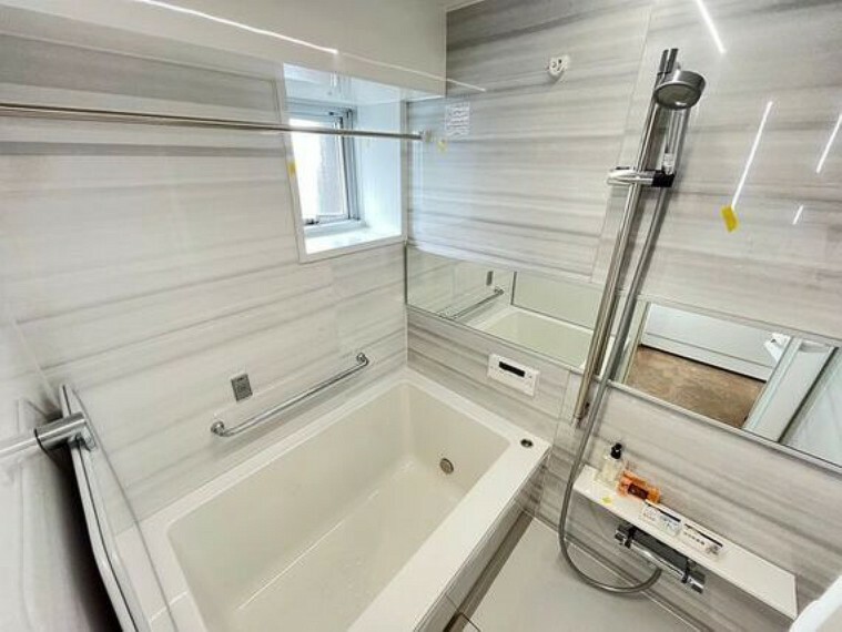 お風呂には窓があり明るく清潔な空間へ。毎日の疲れを取る癒しのバスルームです。