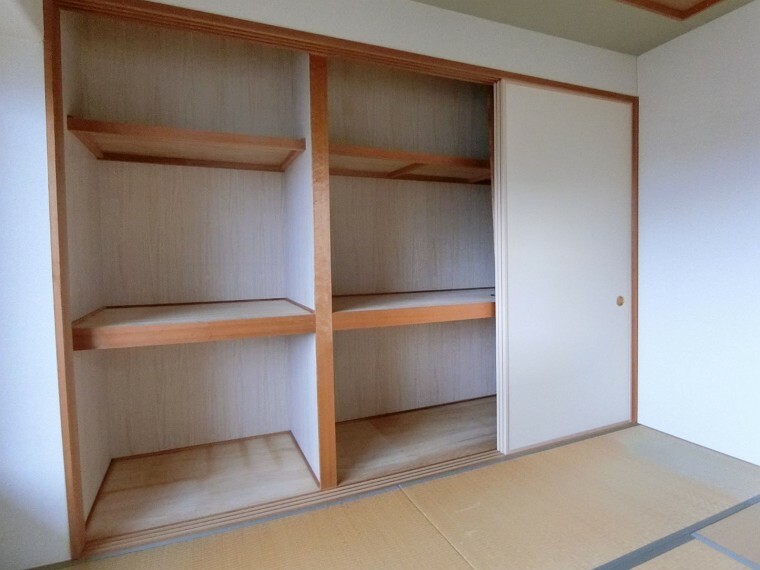 和室押入れは3段の棚板があり布団などの収納に便利