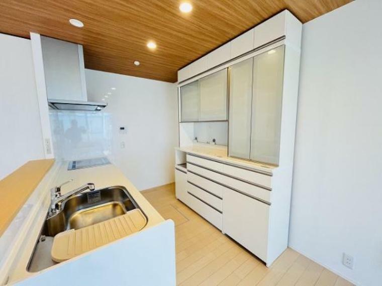キッチンに大容量の収納スペースをしっかり設けることで、キッチン周りのものをすっきり収納！