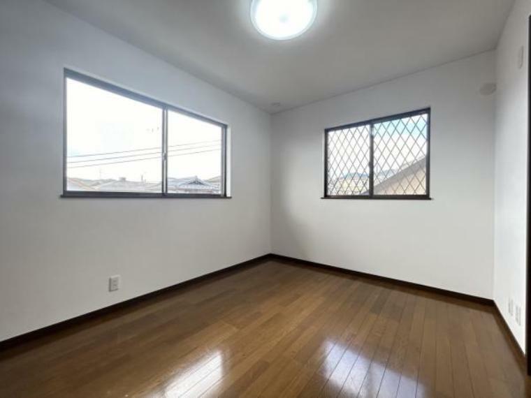 【リフォーム済】2階洋室の写真です。クロス張替え、照明新品交換など行いました。