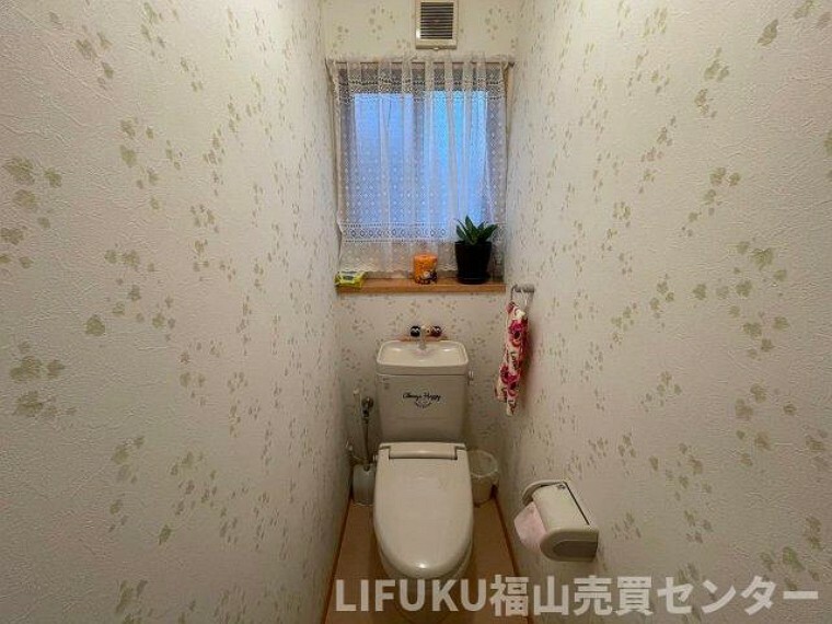 壁紙がかわいいトイレです。寒い冬も安心の温水洗浄暖房便座です。