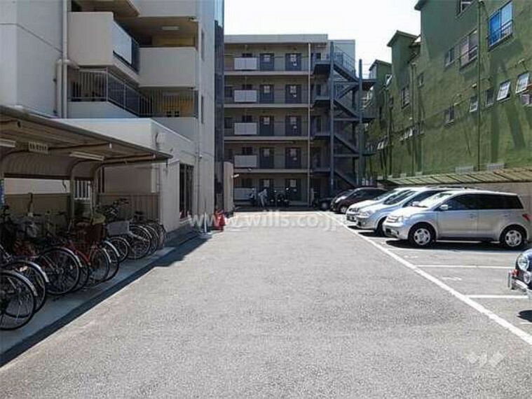 【敷地内駐車場と駐輪場】駐車場は平面式になっており車が駐車しやすいです。駐輪場は屋根がついています。
