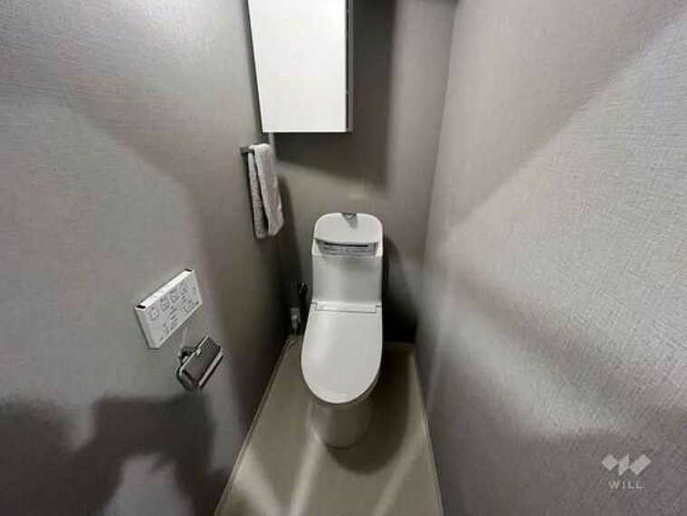 【トイレ】ウォシュレット付き。上部には吊戸棚もございますので消耗品のストックを隠して収納することができます。
