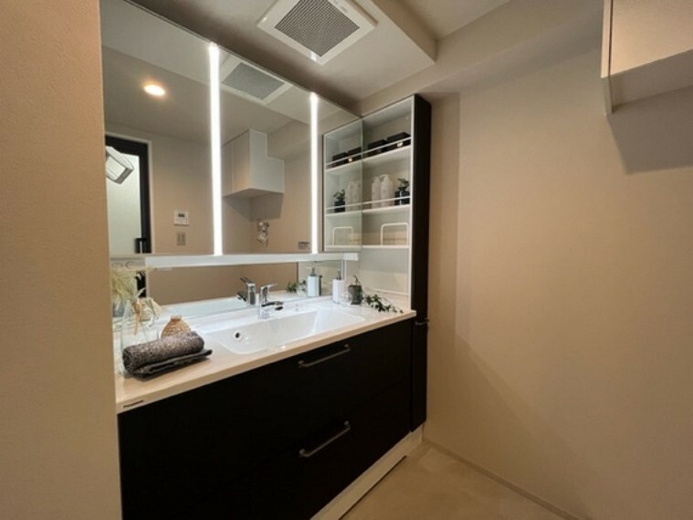 三面鏡の付いた洗面化粧台は、鏡面裏側にも機能的な収納を配置。スキンケア用品などが収納できます。