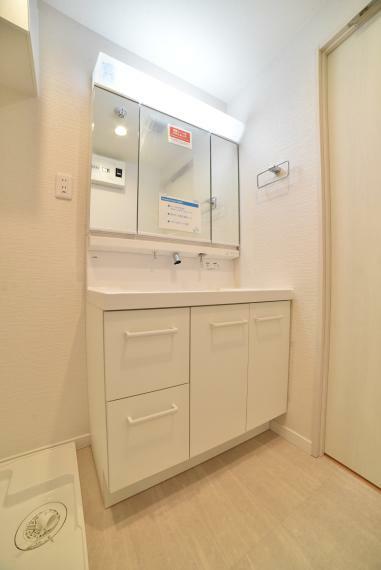 ワイドな三面鏡に収納充実の洗面化粧台。散らかりやすい洗面スペースをすっきりさせることができます。