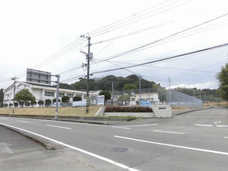 【周辺環境:中学校】宮崎市立佐土原中学校まで約900m（徒歩約12分）です。お友達と歩いて登下校するのにちょうどいい距離ですね。