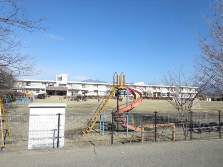 【周辺】韮崎市立甘利小学校まで約1700m（徒歩約22分）。小さなお子様がいらっしゃる親御様には重要な小学校までの距離。暑い日も寒い日も元気に歩いて通える距離です。お友達との通学は楽しい思い出になりそうですね。