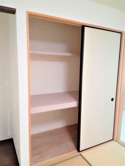 【1F和室収納】中段棚、枕棚があり荷物も整理整頓しやすいです。