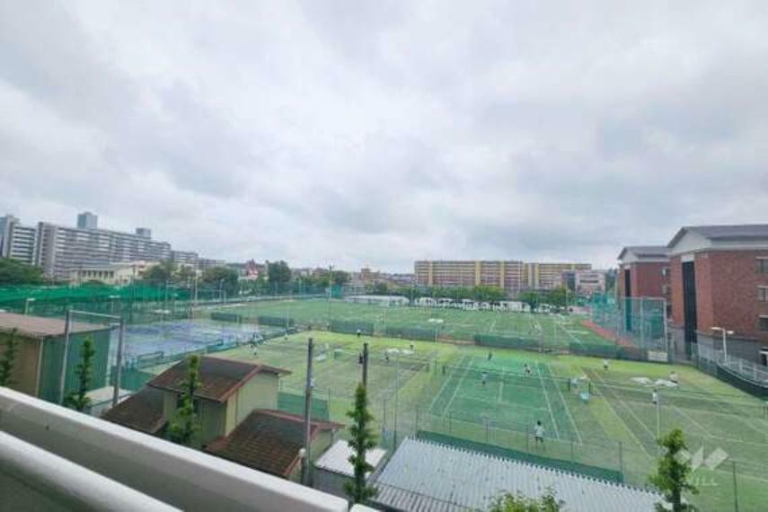 バルコニーからの眺め（南東方向）目の前にはテニスコートが広がり、とても見晴らしのいい空間になっています。