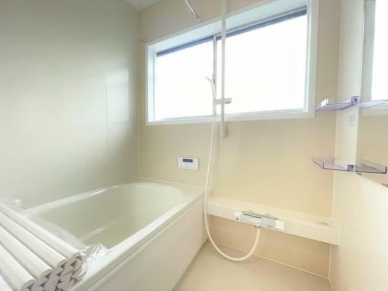 【浴室】浴室はハウステック製の新品のユニットバスに交換しました。0.75坪（1.2m×1.6m）のコンパクトサイズで、お手入れもしやすいです。1日の疲れをゆっくり癒すことができますよ。
