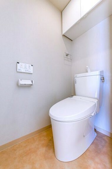 白を基調とした温水洗浄機能付きトイレ
