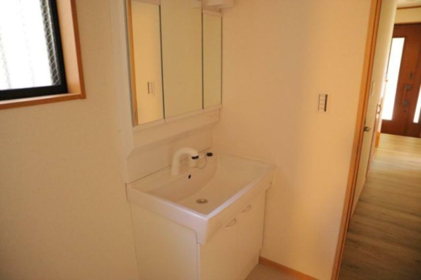 多くの戸建て住宅で見かける洗面脱衣所は、洗面台と洗濯機が2畳ほどのスペースに並べられていて、洗面所が脱衣所を兼ね備えている間取りが一般的です。お客様が利用することもある、パブリックな空間でもあります。