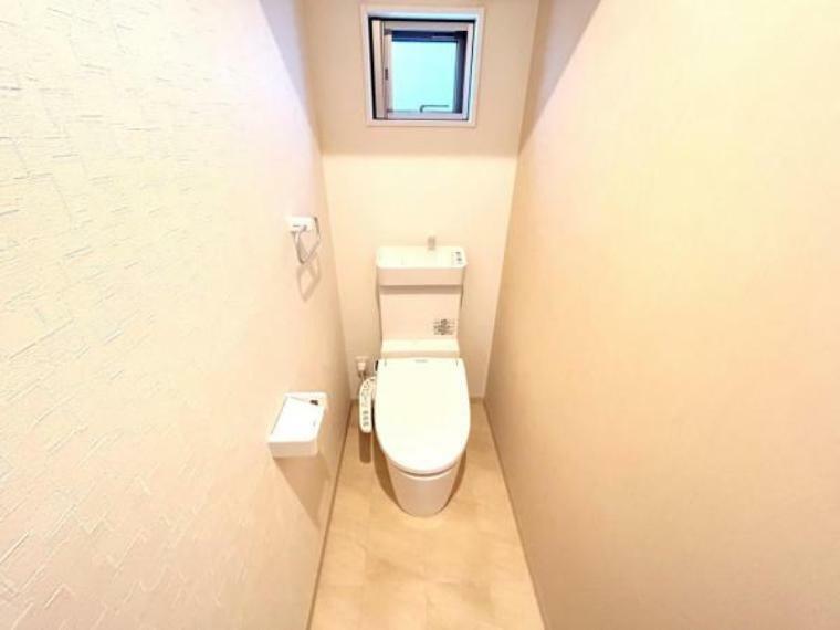 白で統一された清潔感のあるトイレです。こまめな換気が可能な小窓もございます。