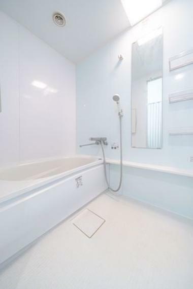 【浴室】清潔感のある白を基調とした浴室。