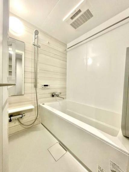 浴室は【1416サイズ】白を基調とした清潔感のある浴室です。浴室換気乾燥暖房機・お湯張り機能付き