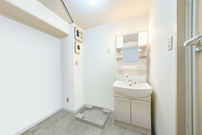 ゆとりある洗面スペースで朝の身支度もスムーズに。画像はCGにより家具等の削除、床・壁紙等を加工した空室イメージです。