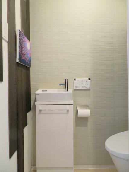 水道代の節約や、汚れ防止、掃除のしやすさなど様々な機能がある温水洗浄便座付きトイレです。