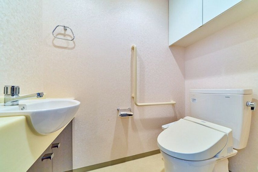 【トイレ】快適な温水洗浄便座付きトイレ。独立した手洗いと、トイレットペーパーなどを収納出来る吊戸棚があります。